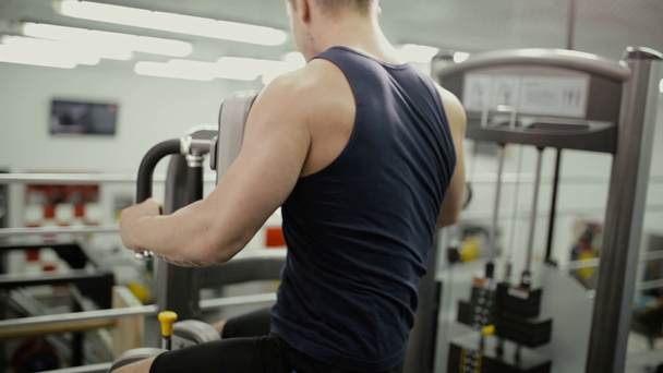 Ο άνθρωπος που κάνει άσκηση σε συσκευές κατάρτισης στο γυμναστήριο - Πλάνα, βίντεο