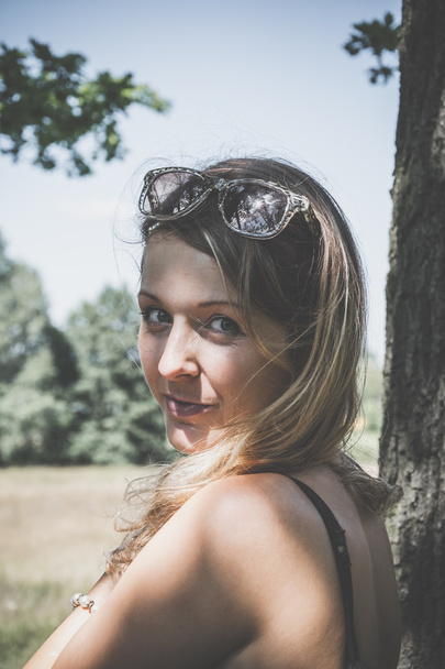 женский портрет в солнечных очках
 - Фото, изображение