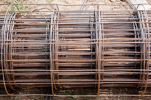 Varilla de acero utilizada para la construcción de postes con hormigón reforzado en obra
. - Foto, Imagen
