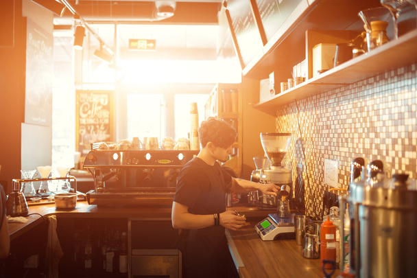 Barista no trabalho em uma cafeteria
 - Foto, Imagem