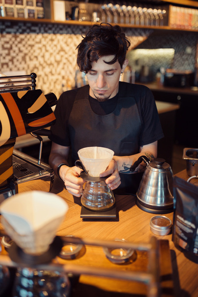 Barista bei der Arbeit in einem Café - Foto, Bild