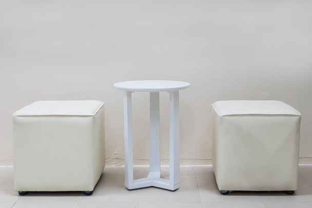 Mesa blanca y taburetes blancos en habitación blanca
 - Foto, Imagen