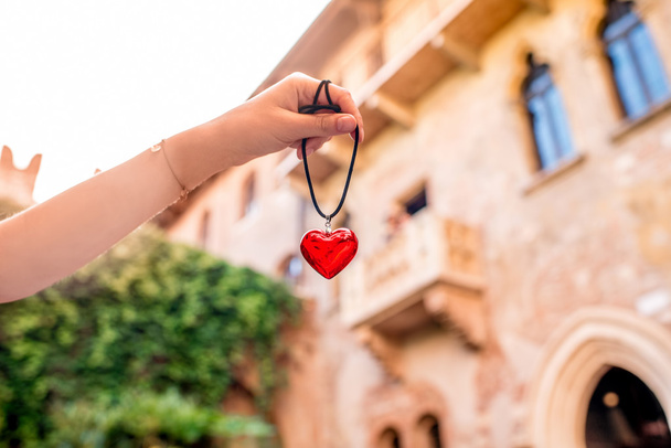 Καρδιά σε φόντο μπαλκόνι Ρωμαίος και Ιουλιέτα - Φωτογραφία, εικόνα