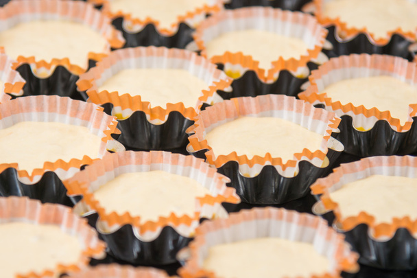 Препараты для выпечки тортов в формах на хлебопекарном листе
 - Фото, изображение