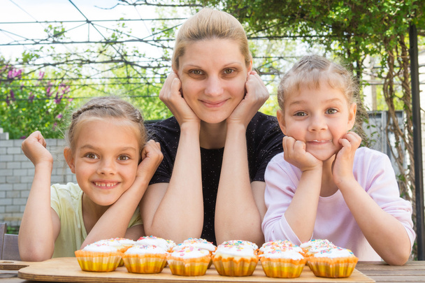 Mãe e duas filhas prepararam cupcakes de Páscoa
 - Foto, Imagem