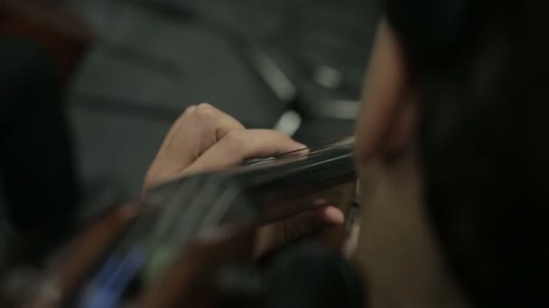 Hombre tocando en violonchelo
 - Metraje, vídeo