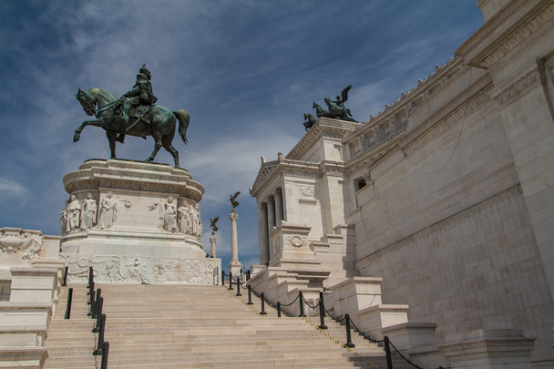 Equestrian monument to Victor Emmanuel II near Vittoriano - Фото, изображение