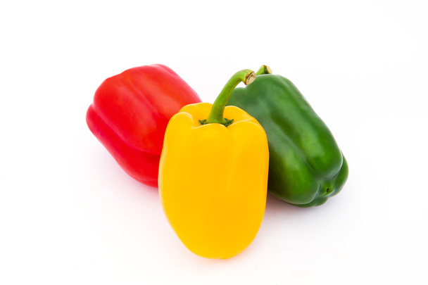 Verduras frescas Tres pimientos dulces rojos, amarillos y verdes aislados
 - Foto, imagen