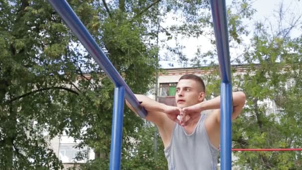 Athletic man exercising outdoors - Video, Çekim