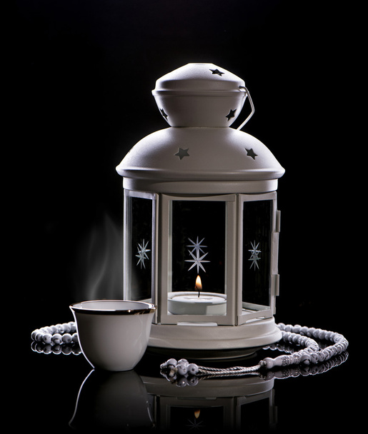 Linterna blanca con rosario y café árabe
 - Foto, imagen