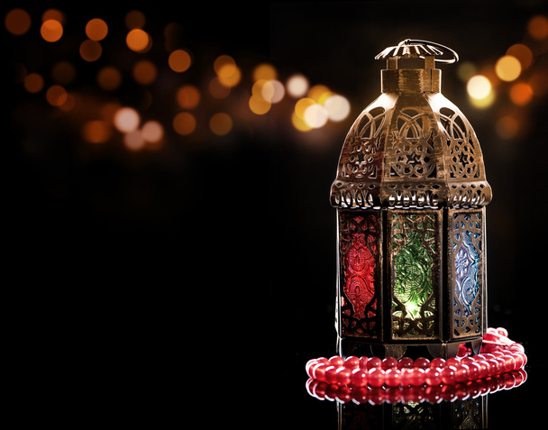 Linterna vintage con rosario rojo
 - Foto, imagen