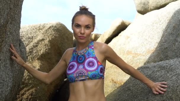 Mulher loira bonita entre rochas perto do mar durante o belo dia de verão
 - Filmagem, Vídeo