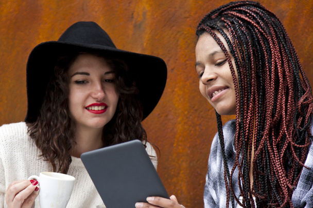 junge Frauen mit Tablette - Foto, Bild
