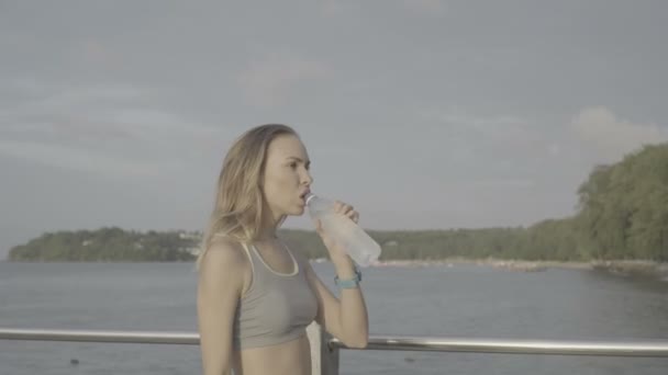 Fitness pretty blonde woman at the harbour in the morning - Footage, Video