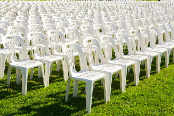 rzędy pustych krzeseł biały czeka na widowni - Zdjęcie, obraz