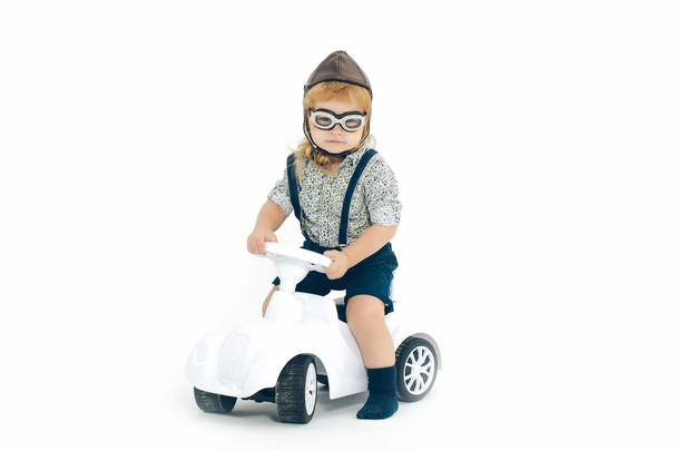 pequeno menino motorista ou piloto isolado em branco
 - Foto, Imagem