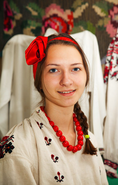 dziewczyna nosi strój ukraiński - Zdjęcie, obraz