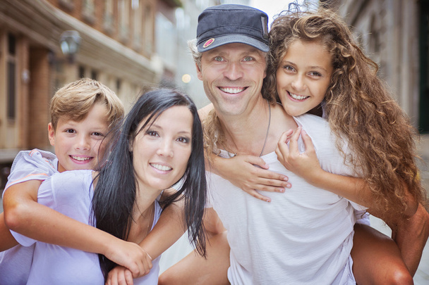 Portrait de famille estival de parents et d'enfants à l'extérieur dans un style urbain
 - Photo, image