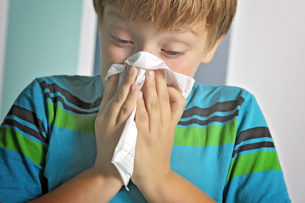 インフルエンザ自宅鼻をかむと病気の少年 - 写真・画像