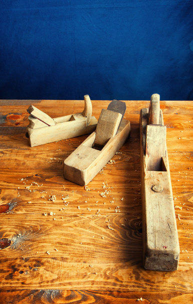 Carpintero cepillador sobre fondo de madera
 - Foto, Imagen