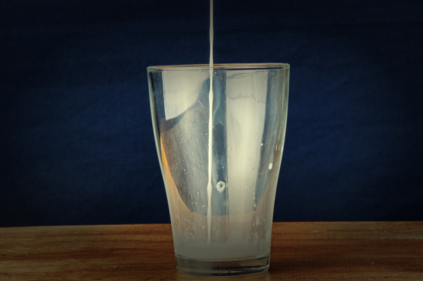 Вылитое молоко на деревянный фон
 - Фото, изображение
