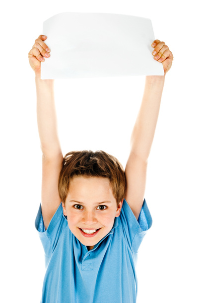 Niño sosteniendo papel
 - Foto, imagen
