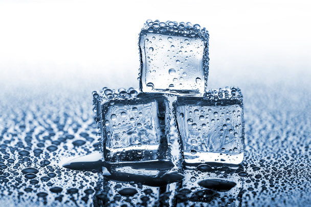 Cubos de gelo derretendo
 - Foto, Imagem