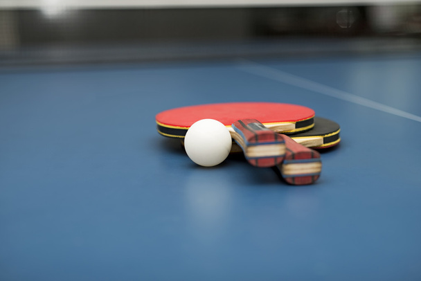 Table tennis ball and bat - Foto, afbeelding