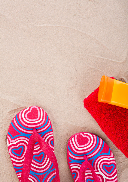 floppeja, aurinkovoidetta, pyyhe hiekkarannalla
 - Valokuva, kuva