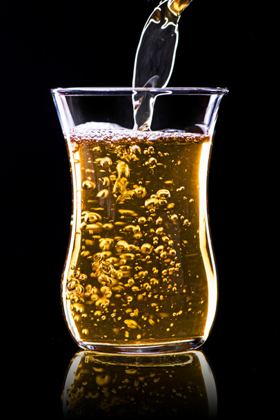 Zöld tea ömlött egy üveg - Fotó, kép
