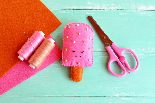 Crème glacée, jouet alimentaire en feutre. Projet d'artisanat textile d'été. Artisanat d'été pour les enfants. Idée pour les arts de camp d'été. Feuilles de feutre, ciseaux, fil, aiguille. Broderie bricolage créative
 - Photo, image
