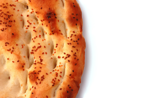 Pan Pita aislado en blanco con medio copyspace vertical. Comida popular en Ramadán en Turquía
. - Foto, Imagen