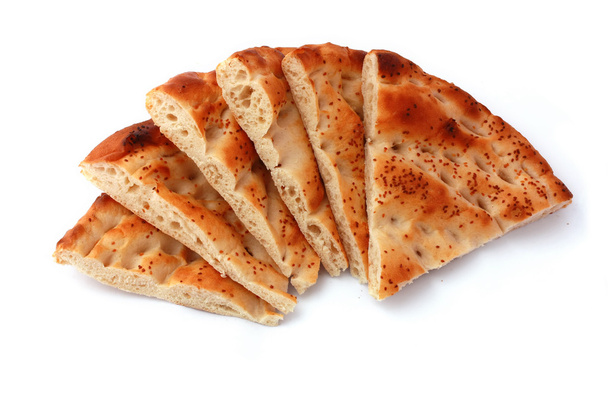 Seis rebanadas de pan de pita aislado en blanco. Comida popular en Ramadán en Turquía
. - Foto, imagen