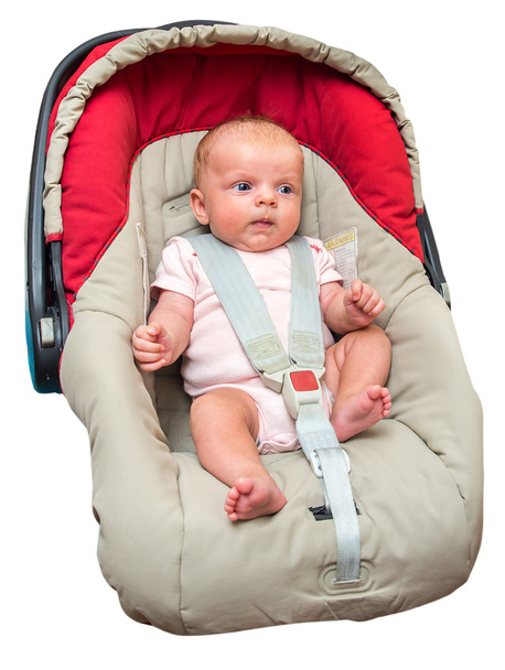Nouveau-né bébé fille assis dans un siège d'auto avec ceinture de sécurité bouclée
 - Photo, image