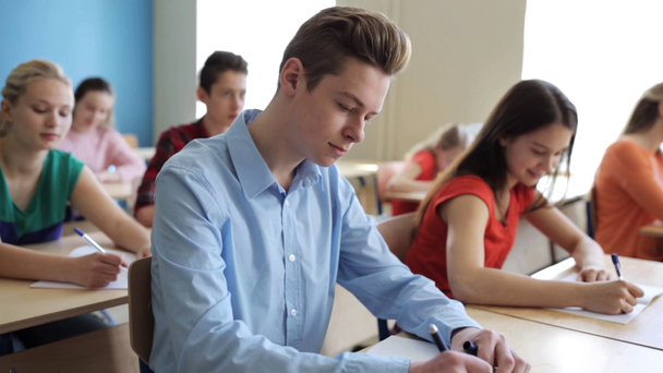 studenten met laptops schrijven testen op school - Video