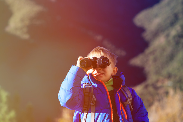 petit garçon avec jumelles randonnée en montagne
 - Photo, image
