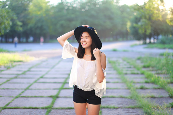 nádherné ženské klobouk asijské slunce veselá emoce smích, tanec - Fotografie, Obrázek