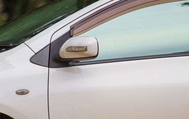 Vleugel spiegel op een witte auto - Foto, afbeelding