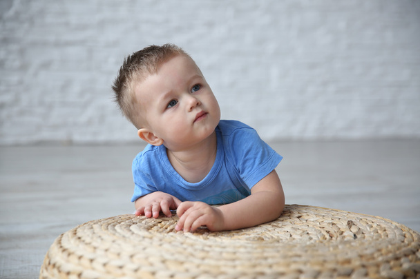 Маленький хлопчик грає з солом'яним йога килимом у кімнаті
 - Фото, зображення
