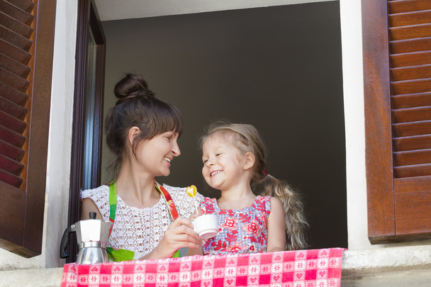 Pausa caffè con lecca lecca dolce di mamma con figlia
 - Foto, immagini