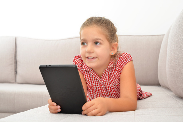Adorable fille apprendre avec son appareil tablette
 - Photo, image