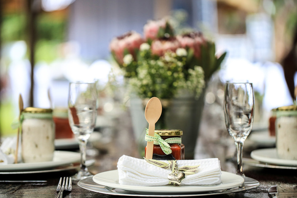 Dřevěnou lžící a sklenice džemu jako dekorace na stůl - Fotografie, Obrázek