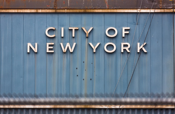 επιγραφή πόλη της Νέας Υόρκης σε μεταλλικό τοίχο - Φωτογραφία, εικόνα