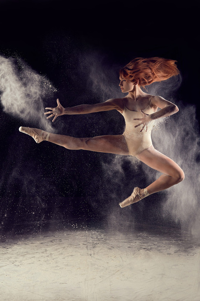 Dancer high jump and the explosion of white dust - Valokuva, kuva