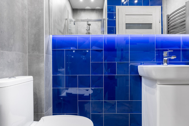 Bathroom with touch of blue - Φωτογραφία, εικόνα