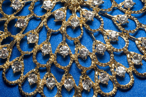 Collana d'oro su sfondo blu
 - Foto, immagini