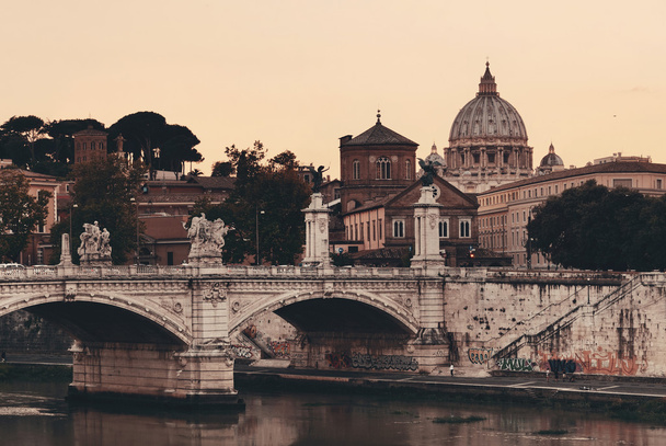 ローマのテベレ川 - 写真・画像