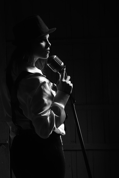 Retro kadın mikrofon ile - Fotoğraf, Görsel