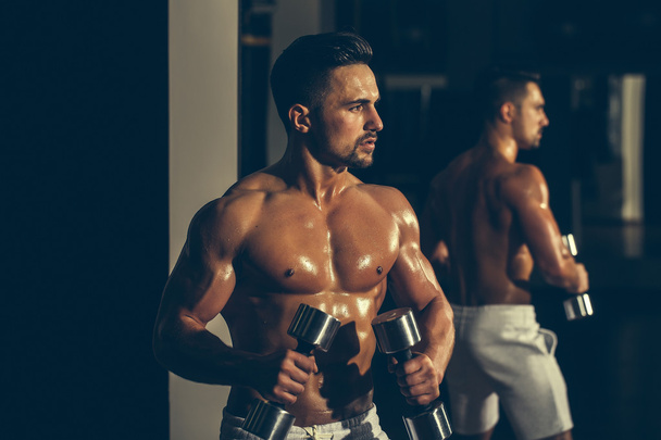 muscular man with dumbbell - Valokuva, kuva