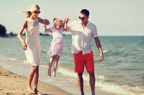χαρούμενη οικογένεια με γυαλιά ηλίου στην καλοκαιρινή παραλία - Φωτογραφία, εικόνα